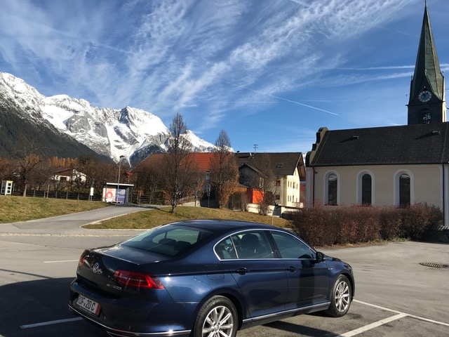 Volkswagen Passat parcheggiata davanti alle Alpi innevate