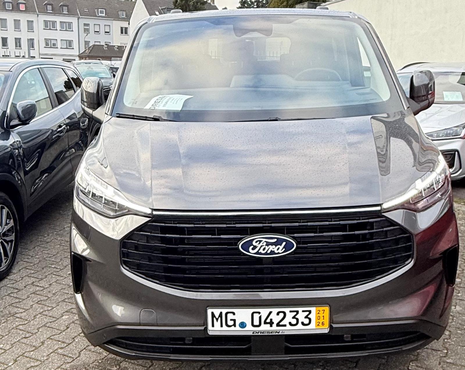 Ford Tourneo grigia del 2025