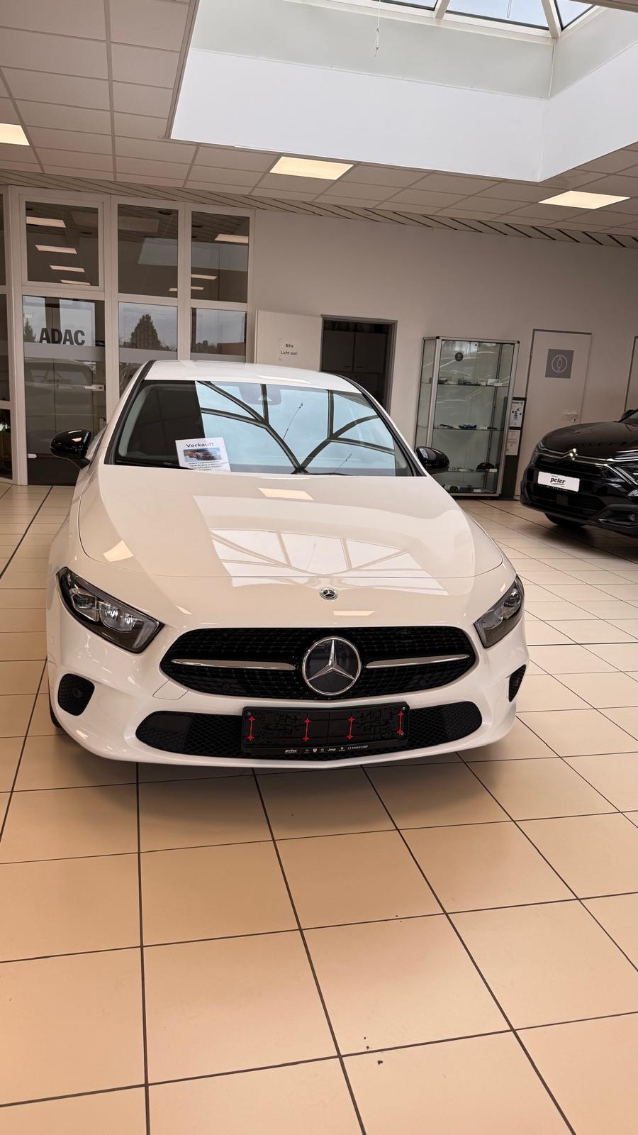 Mercedes A180d bianca del 2022 in concessionaria