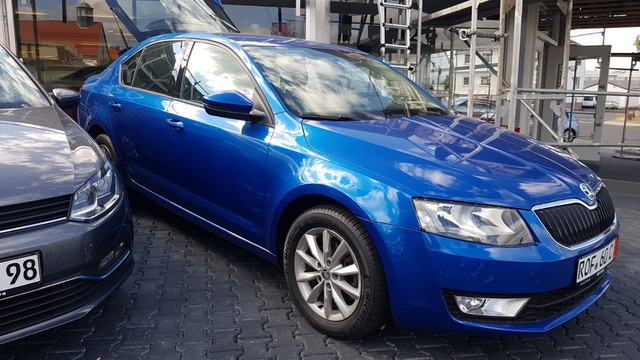 Skoda Octavia berlina blu