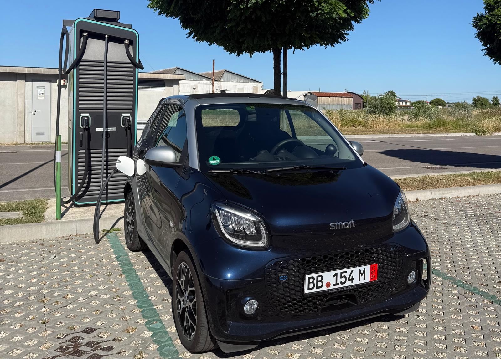 Smart EQ Cabrio blu del 2023 alla colonnina di ricarica